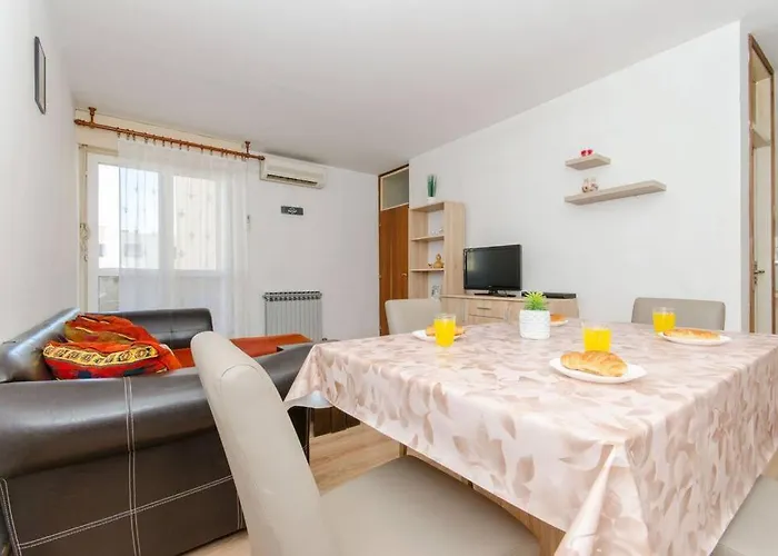 Liss Apartment Split