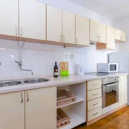 Liss Apartment Split